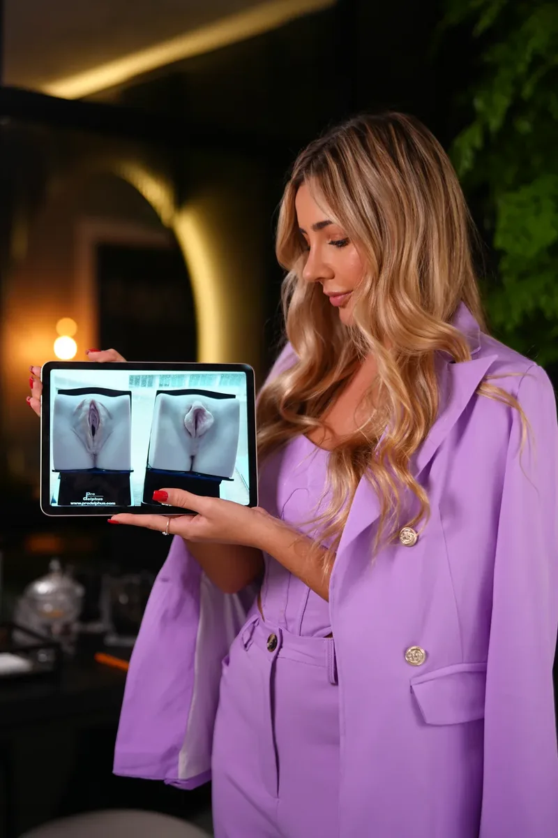 Dra. Brumna Valdivieso apresenta imagem de anatomia íntima em um tablet